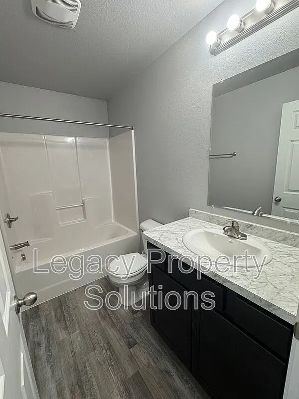 4 bed, 2.0 bath, 1395 sqft, $2,236 — Photo 3