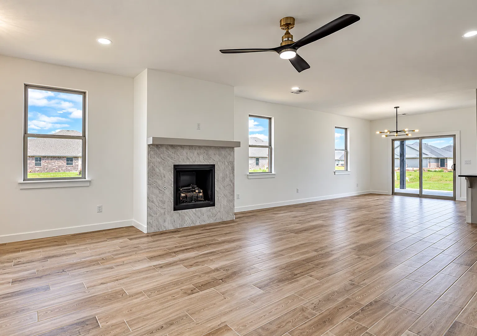 Spacious 4-Bedroom Home with 3-Car Garage in Yukon, OK Prime Location! — Photo 3