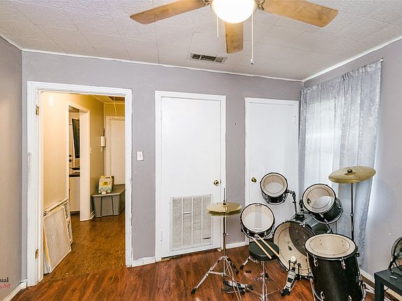 4th image of 214 Ellis Dr