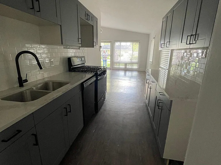 1321 Hugo St — Photo 7
