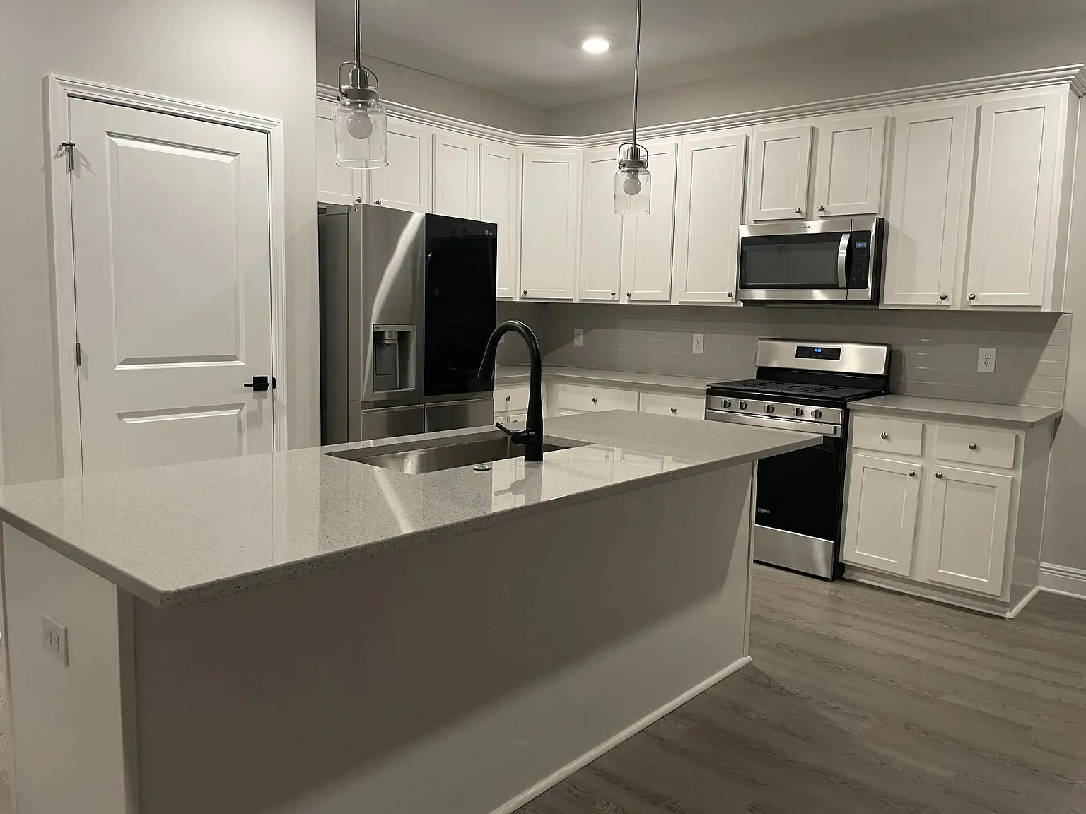 2 bed, 2.5 bath, 1556 sqft, $2,300 — Photo 2