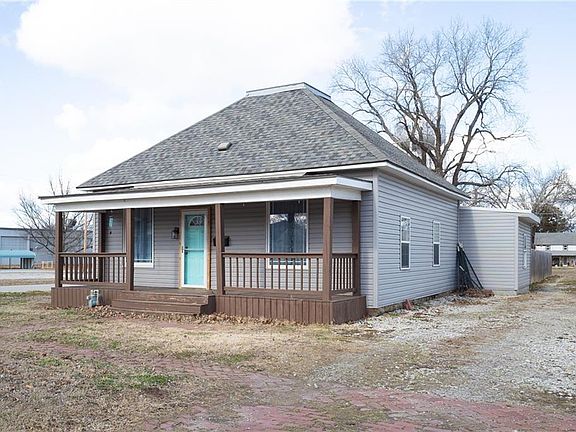 2nd image of 300 E 3rd St