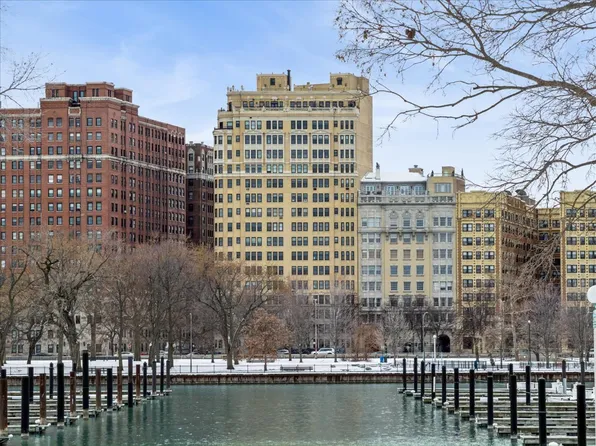 3300 N Lake Shore Dr APT 10D, Chicago, IL 60657