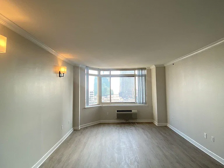 20 2nd St #2511 — Photo 7