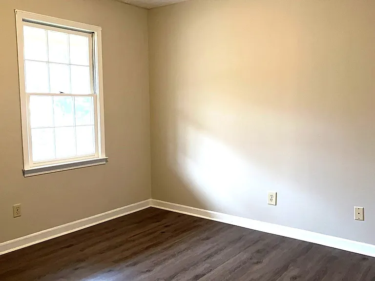 190 Hennon Dr NW — Photo 3