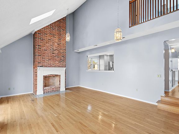 5th image of 345 15th Ave S #2