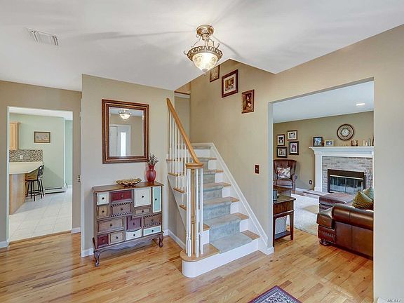 3rd image of 36 Karen Ct