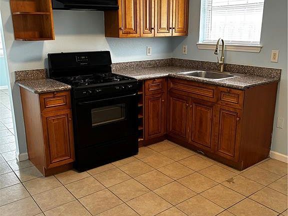 5th image of 310 E Josephine St