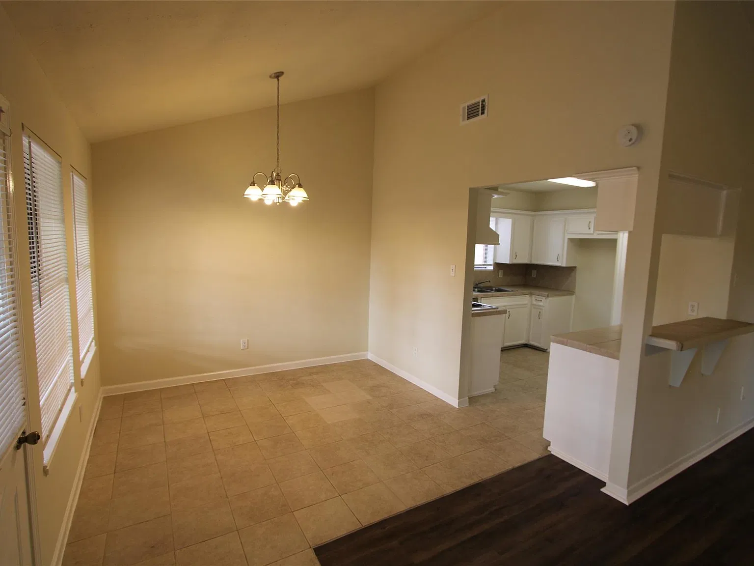 3 bed, 2.0 bath, 1552 sqft, $1,900 — Photo 4