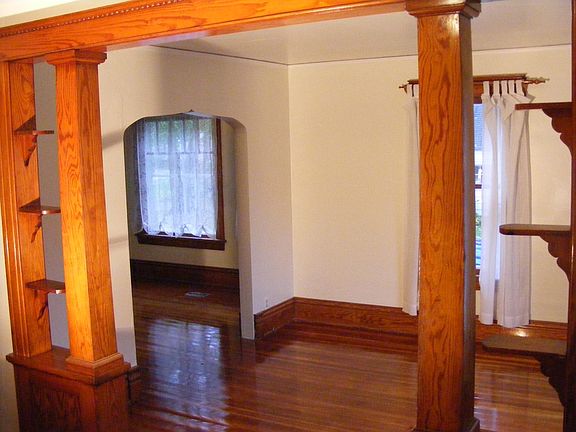 Entry/Living Room