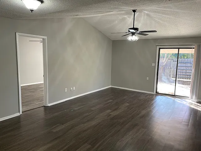 105 Villa North Ct — Photo 2