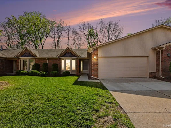 41302 Fortuna Dr E, Clinton Township, MI 48038