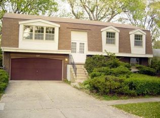 1069 Cambridge Dr, Buffalo Grove, IL 60089