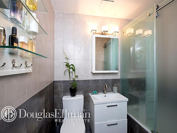 3rd image of 30 W 60th St APT 14N