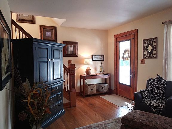 4th image of 1655 Larchmont Ave