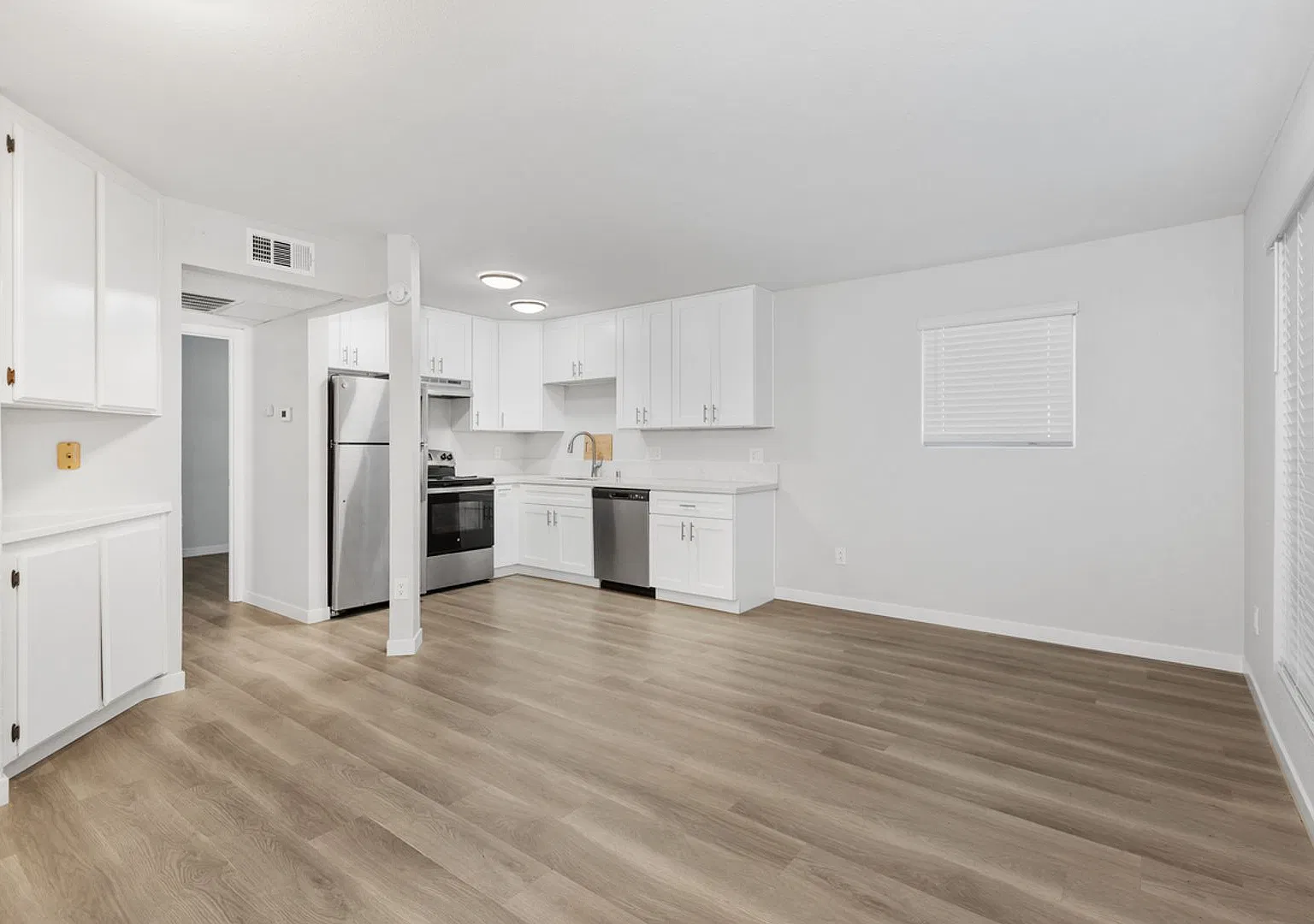 City Heights Lovely Renovated One Bedroom Downstairs. — Photo 1