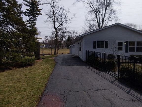 2nd image of 121 W Hawthorne Dr