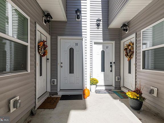 3rd image of 35 Emily Ct