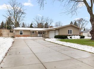 5375 S Allenwood Ln, Hales Corners, WI 53130
