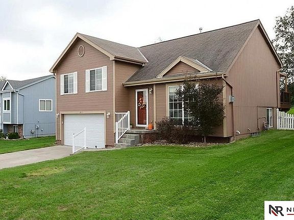 2nd image of 815 Edgewater Dr