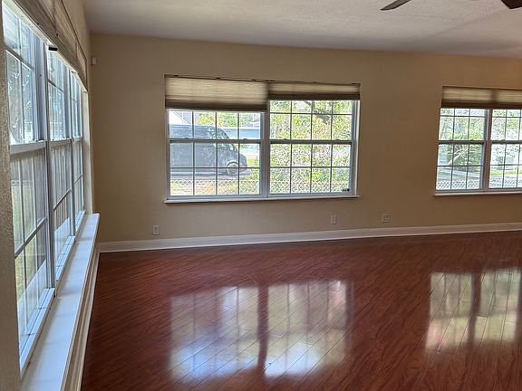 4th image of 702 W Adalee St