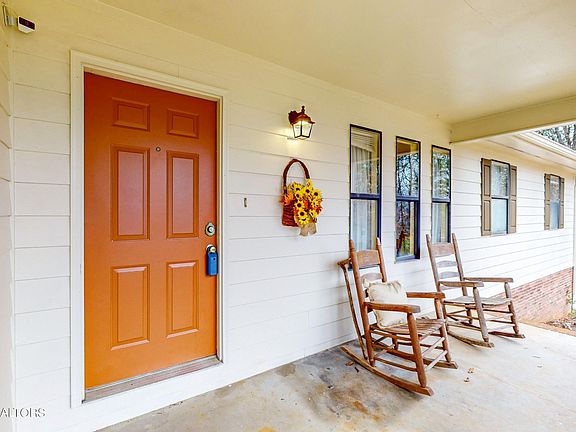 2nd image of 1330 Ridgeway Cir