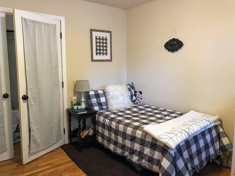 1819 S Woodlawn St — Photo 6