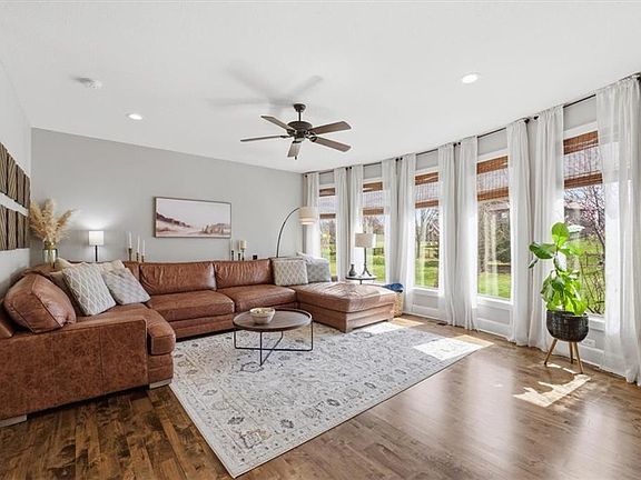 4th image of 1009 SW Drake Cir