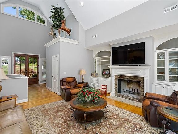 5th image of 216 E Wynward Pointe Dr