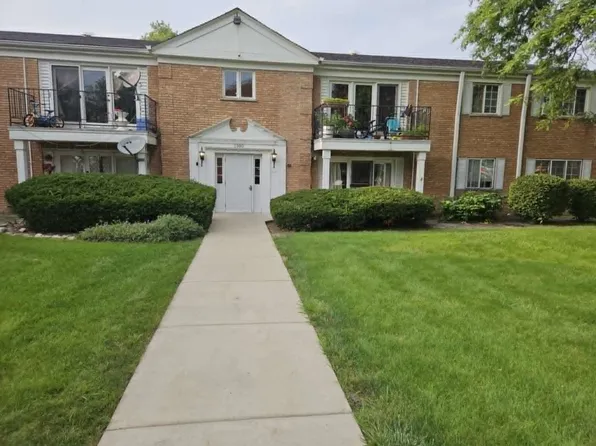 1100 N Farnsworth Ave APT 1A, Aurora, IL 60505