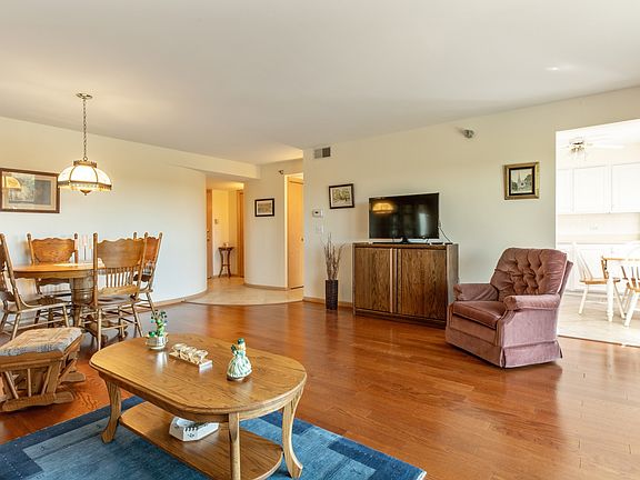 4th image of 6701 N Milwaukee Ave APT 701