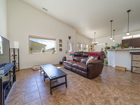 4th image of 383 Blue River Dr