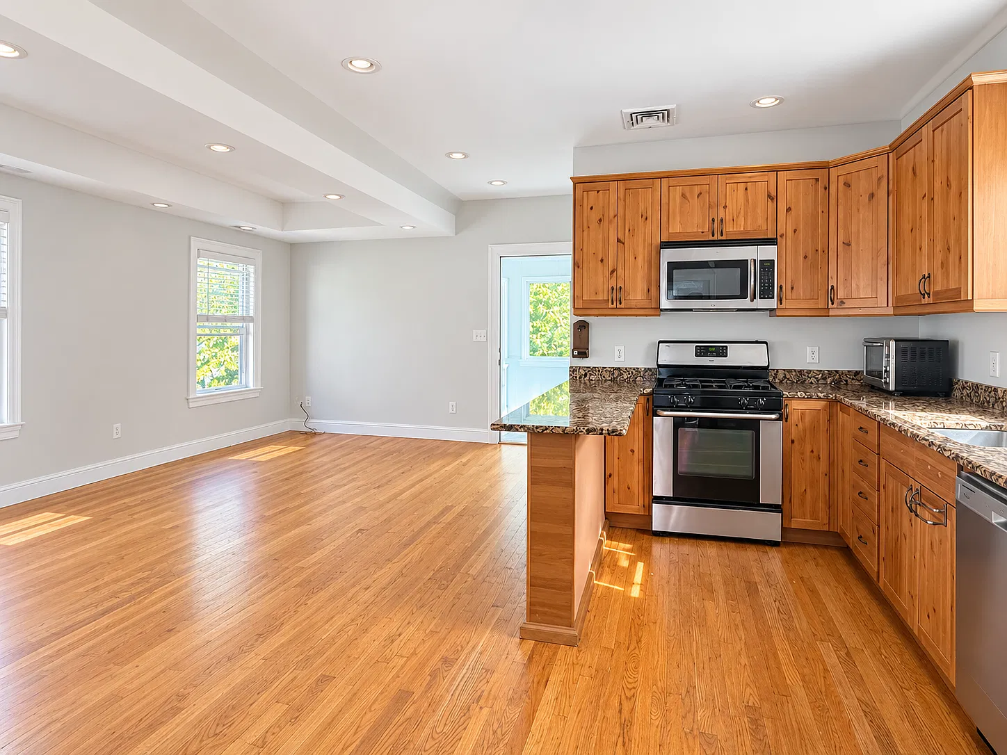 3 bed, 1100 sqft, $3,300 — Photo 2