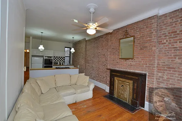 Sold by New York Residence | media 17