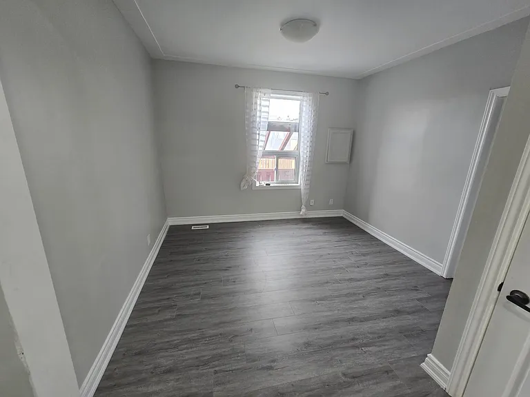 300 Balmoral Ave N #1 — Photo 4