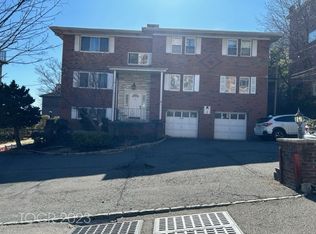 8 Leary Ln, Edgewater, NJ 07020