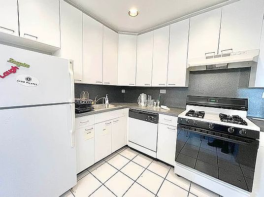 3rd image of 24520 Grand Central Pkwy APT 4J