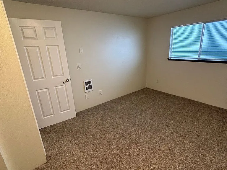 1 Bedroom 1 Bathroom at Hollywood Park Apartments — Photo 30