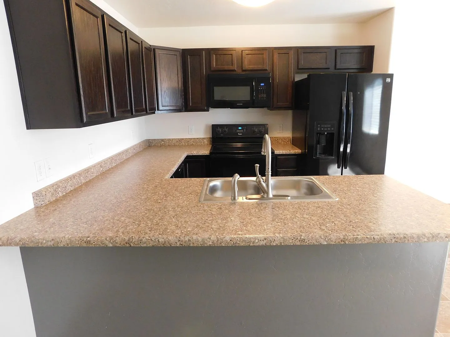 Spacious 3-Bedroom Condo with Garage Great Location! — Photo 2