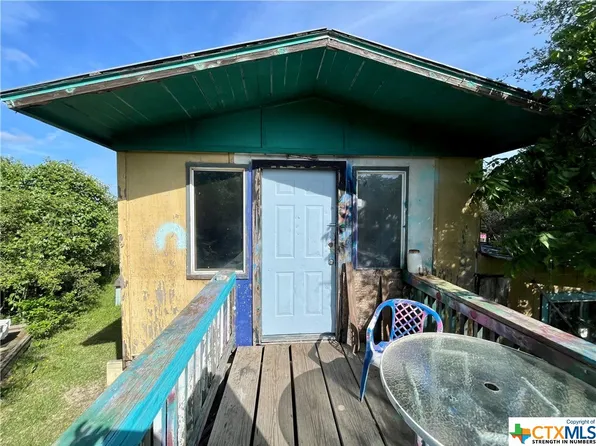 453 Davis Rd, Seadrift, TX 77983