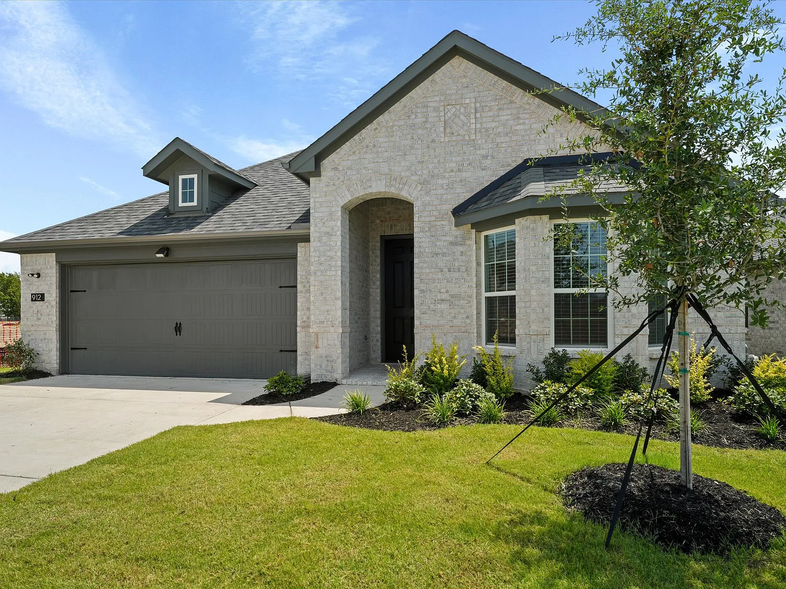 4 bed, 1988 sqft, $2,499 — Photo 3