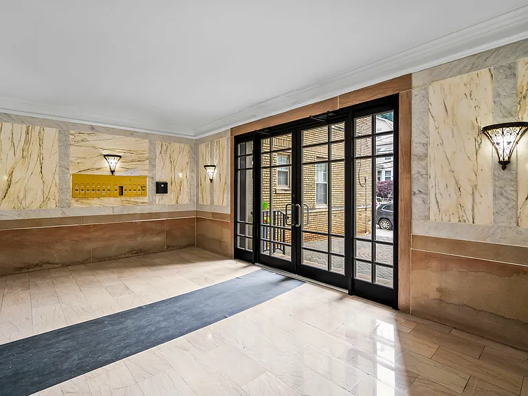 625 Elm St. Apartments — Photo 18