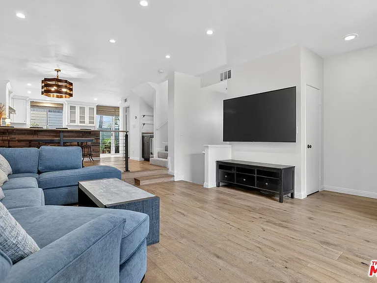 8611 Burton Way #4 — Photo 9