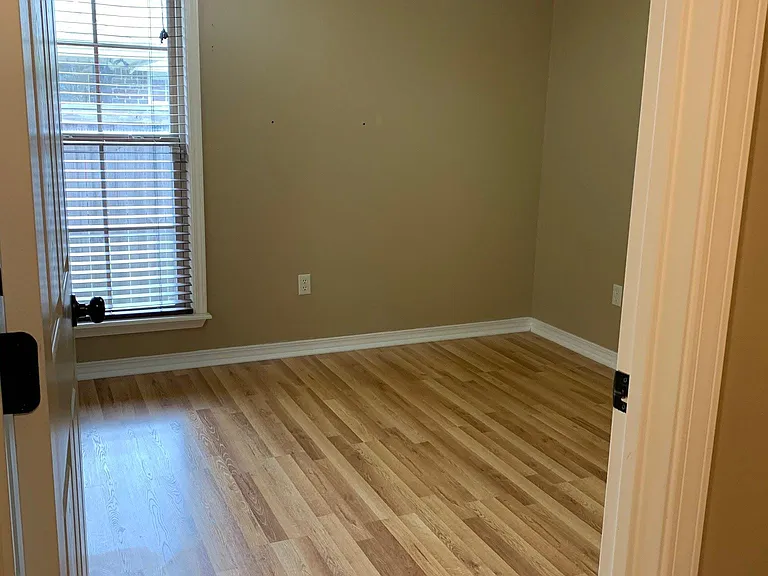 100 Hawthorne Dr — Photo 21