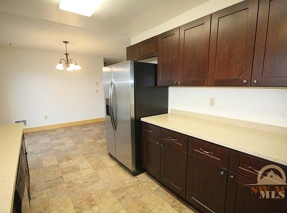 4th image of 375 Coulee Dr