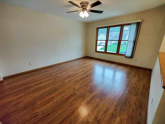 3rd image of 102 Woodview Ln
