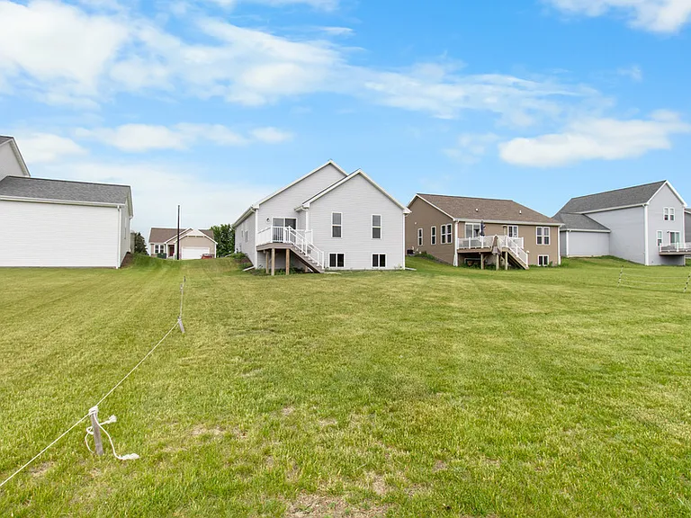 W218N16046 Tiger Lily Dr — Photo 26