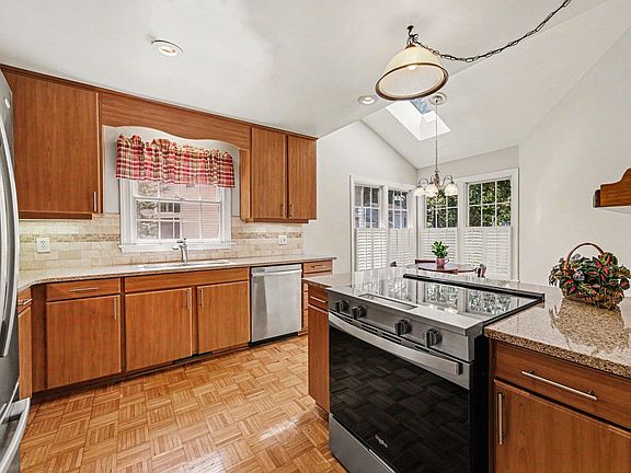4th image of 438 Crossvine Close