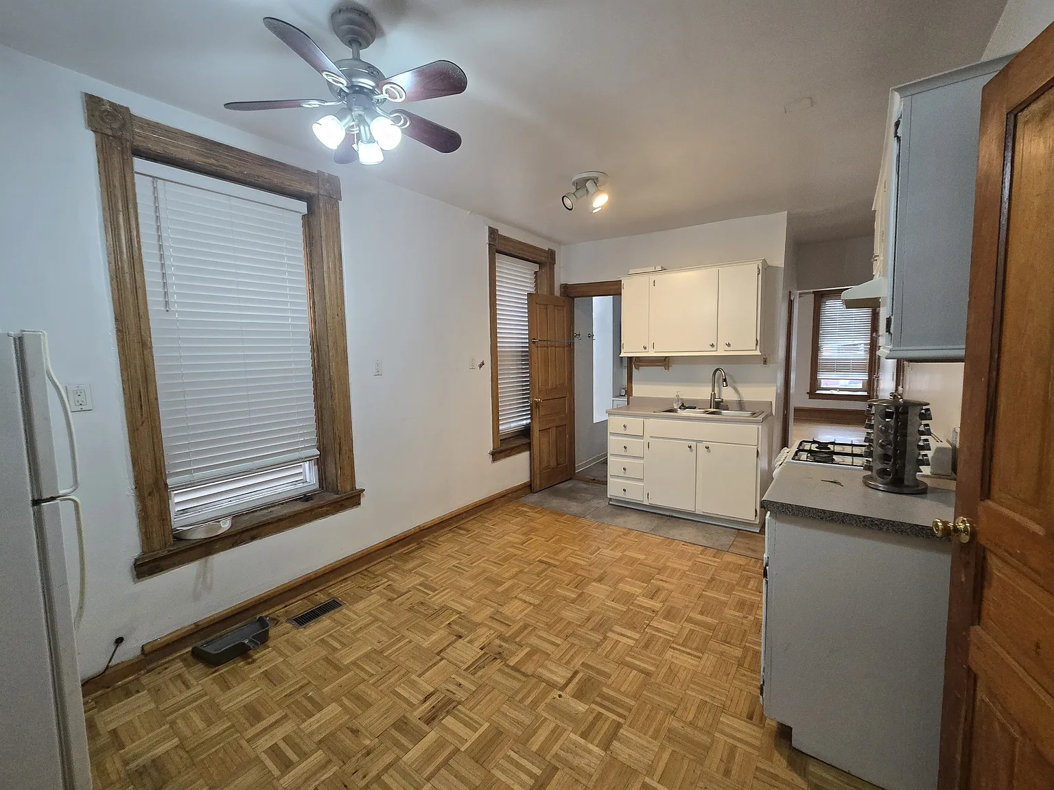 1736 W Beach Ave — Photo 4