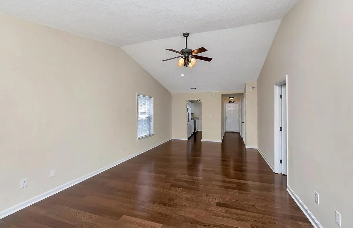 2 bed, 1200 sqft, $1,295 — Photo 4